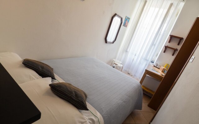 Carmelina Cosy Room