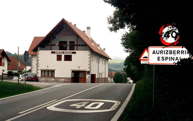 Hostal y Albergue Haizea - Hostel