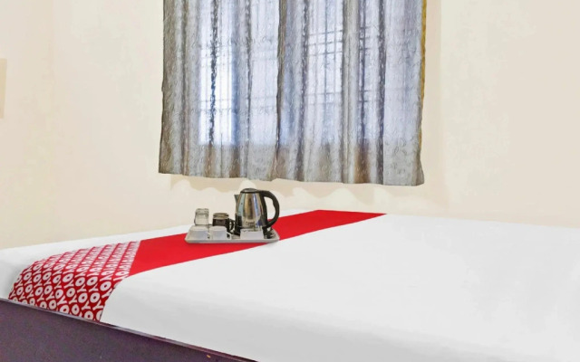 OYO 87180 Hotel Royal Galaxy