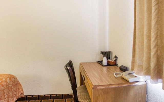 Econo Lodge Inn & Suites Davenport Area