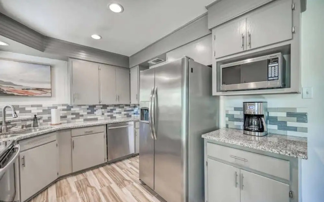 Luxury Lakefront Oasis With Boat Dock-firepit