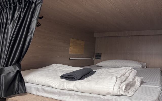 OYO 75495 Ratchadadome Hostel Bangkok