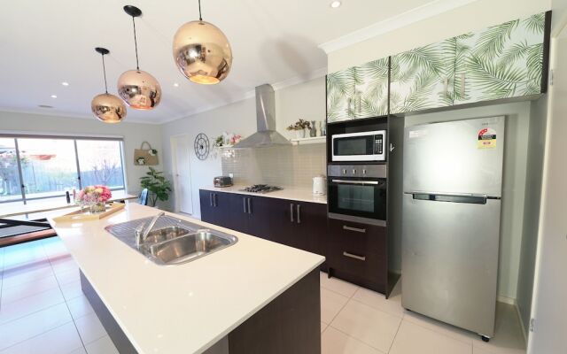 Designer Decor Home 8Bed WilliamsLanding