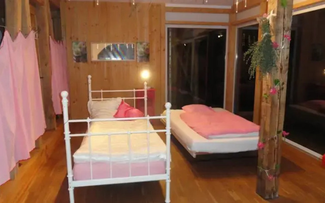 Kleines Haus im Grünen, Zirkuswagen, Hängebett & Zimmerli