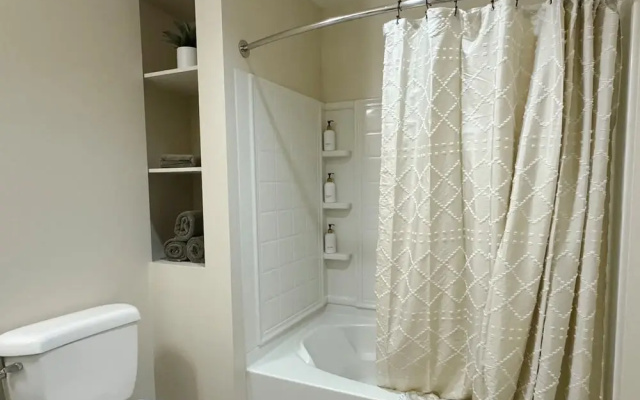 Stylish Retreat W Pool GYM Parking 10min to Cedars