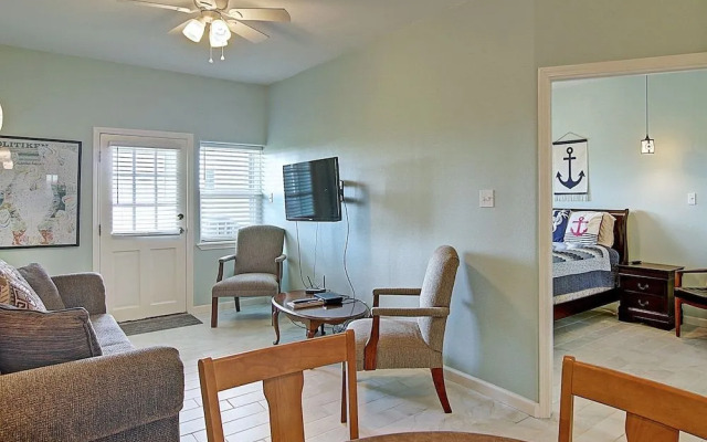 Captain's Quarters 1 Bedroom Condo by Redawning