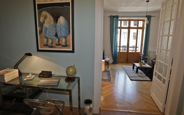 Annecy elegant downtown lakeview apartment