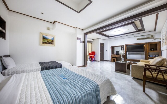 Yongjeon Time Terminal Hotel 2nd Branch by Aank