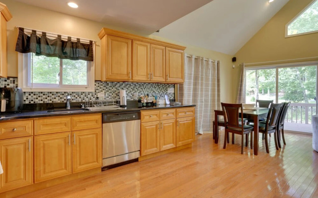 Pools, Hot Tub & More: Bushkill Mountain Getaway!