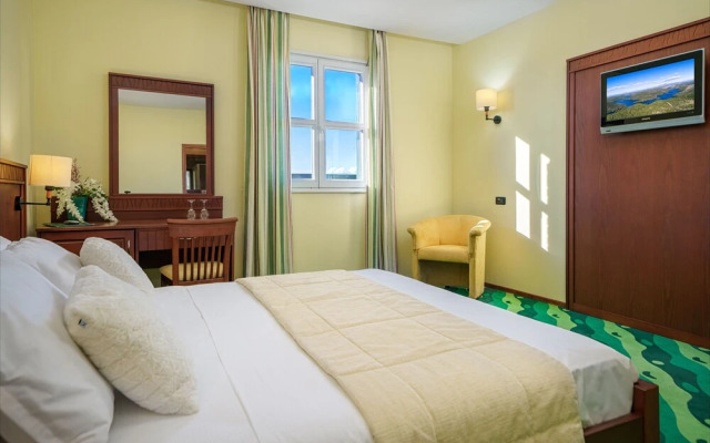 Cozy Park View Room With Breakfast Included