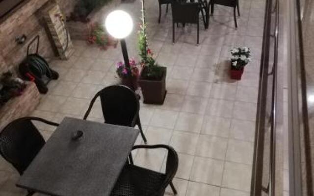 Denis Studios And Apartments