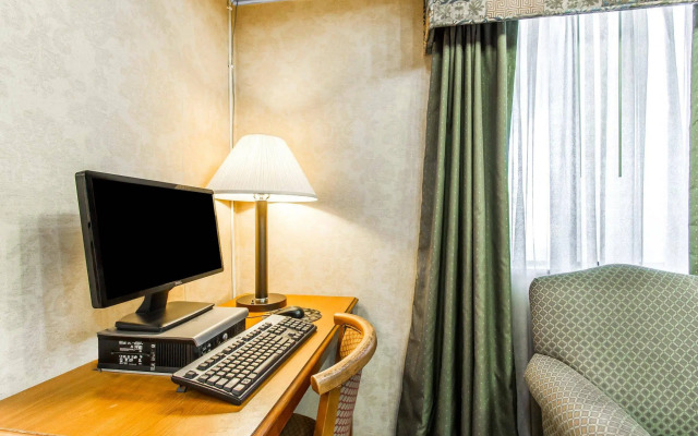 Econo Lodge Inn & Suites