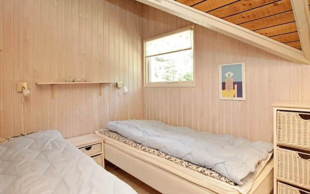 Peaceful Holiday Home in Humble With Beach