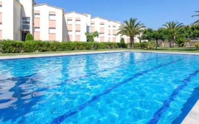 Apartament amb piscina i parquing.Baixos amb jardí