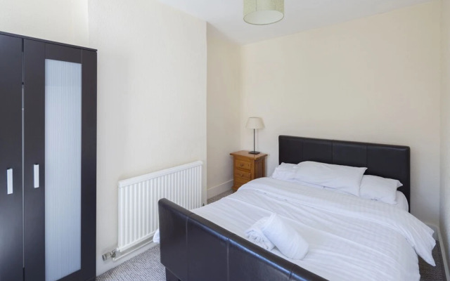 Stylish Modern with FREE Parking by Kasar Stays