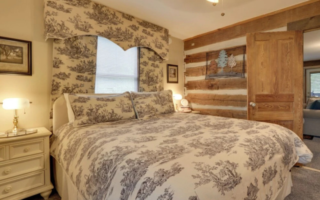 Riverfront Couple's Retreat in Smoky Mountains!