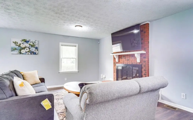 5 Mi to Dtwn: Family-friendly Fayetteville Home!