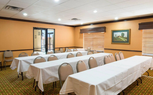 Quality Suites Houston IAH Airport - Beltway 8