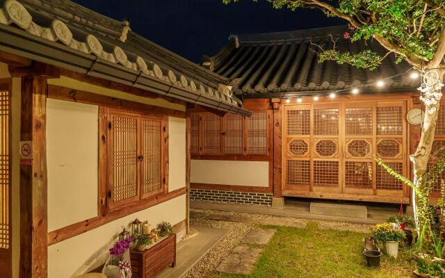 Jeonju Hanok Maeul Sarang Namu Hanok Pension