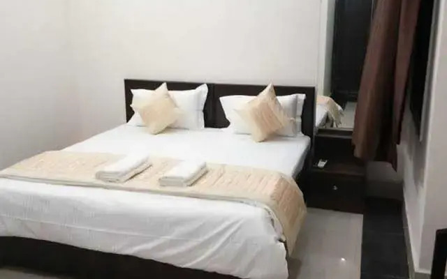 POP 80576J Vasu Hotel