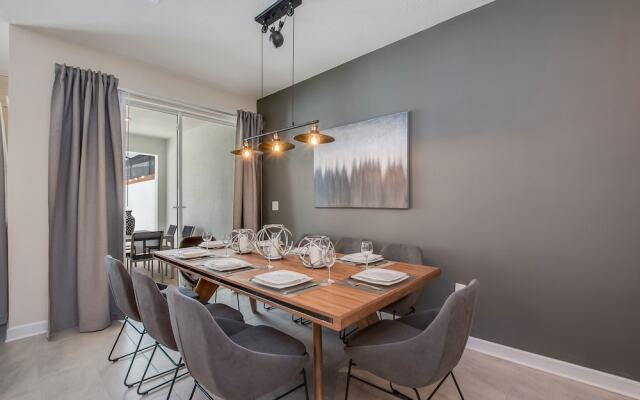 4 Bedroom Town Home with Pool