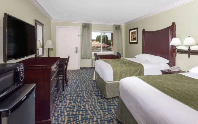 Travelodge Orange County Airport  Costa Mesa