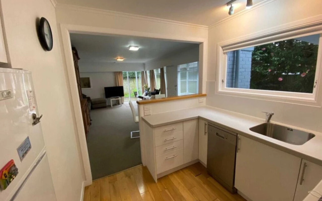 Lovely 2 Bedroom Apartment in Quiet Parnell