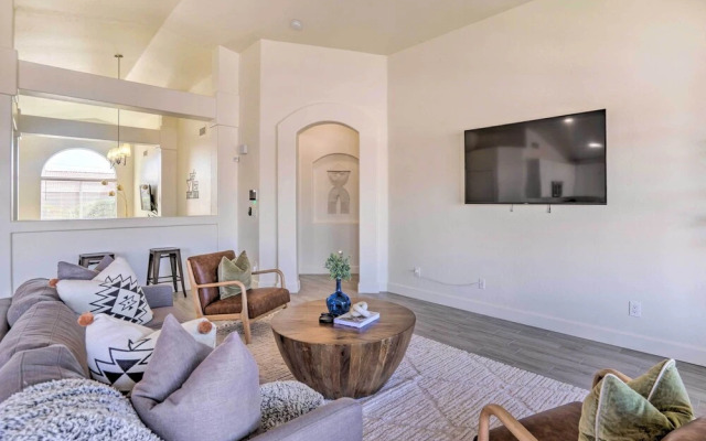 Private Heated Pool: Phoenix Sanctuary w/ Foosball