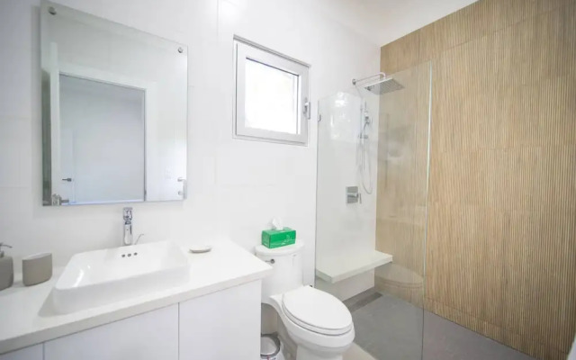 Caribbean Breeze - 2BR Apartment Close to Beach!