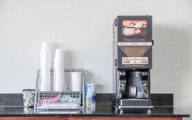 Super 8 Motel - Forsyth