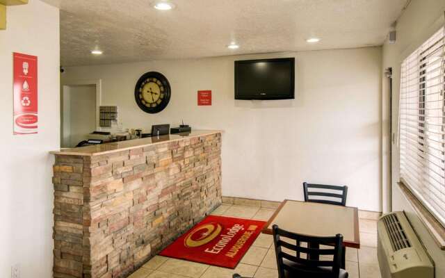 Econo Lodge East