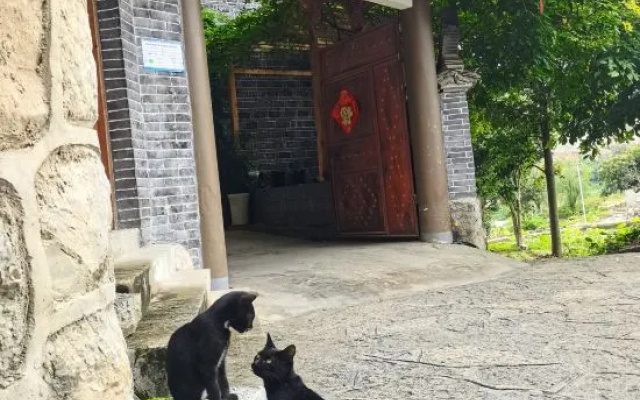 Furong Town and Slow Yueshe (Lotus Pool Shop) – Outside – Xiangxi