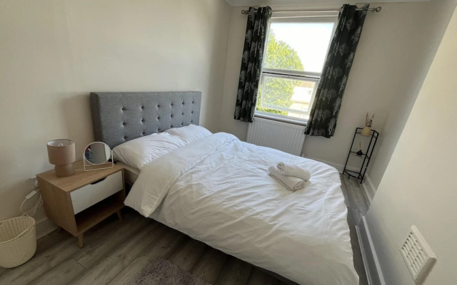 New Spacious 4 Bed Apartment in Kew Bridge