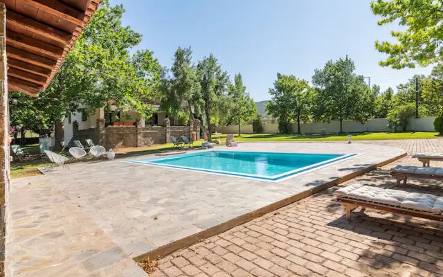 Estate Villa OINOI with Pool