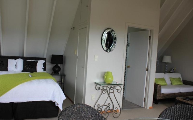 Brenton Lodge – Guest Rooms – Whangamata
