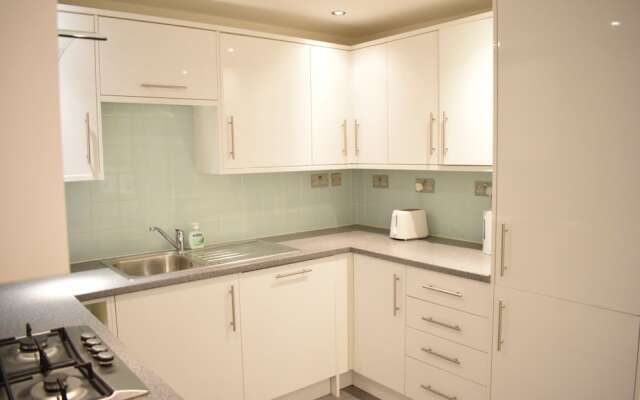 Stylish 2 Bedroom Apartment With Terrace