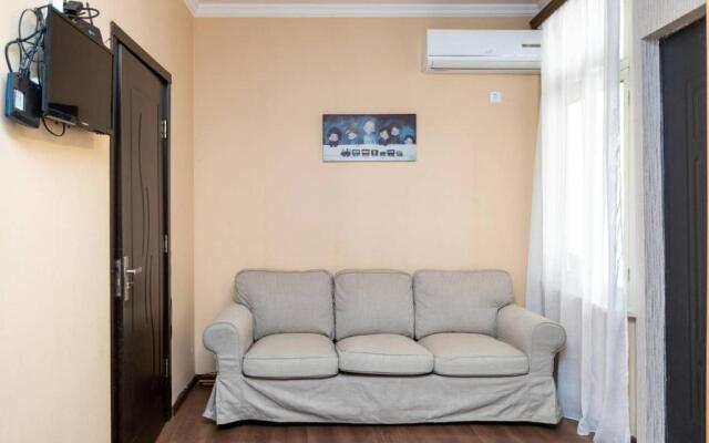Cozy 2BR apt w Balcony on Aghmashenebeli ave