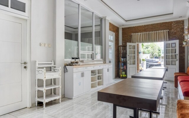 RedDoorz near Sindu Kusuma Edupark 2