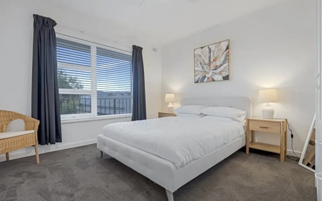 3-bed Campbelltown Stay With Private Balcony