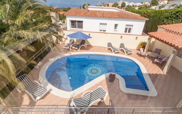 Fantastic Large Holiday Home With Pool For 8 People In Rosas