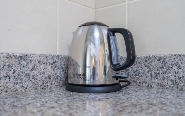 Refined 1BR Retreat in The Point Tower - Marina