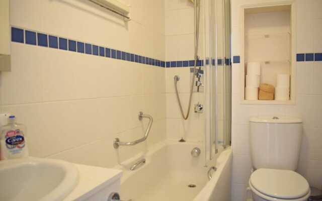 Bright 1 Bedroom Flat in Brook Green