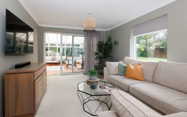 Stylish 4 Bed Home Close to Beach