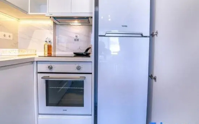 Midpoint Suites - Deluxe Suite 104