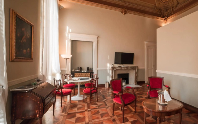 Royal Palace Luxury Suites & Hotel