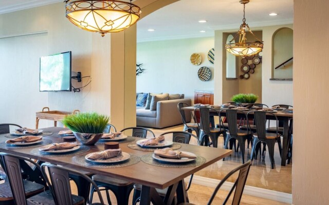 Exquisitely Adorned Luxury Unit Right on Flamingo Beach Sleeps 6