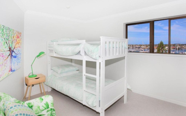 Parkyn Place 7 - Newly Refurbished Three Bedroom Oceanfront Apartment with FREE WIFI! – Guest Rooms – Mooloolaba