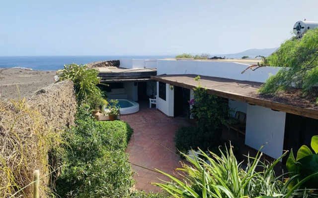 Immaculate 3-bed House With a Sea View in Macher