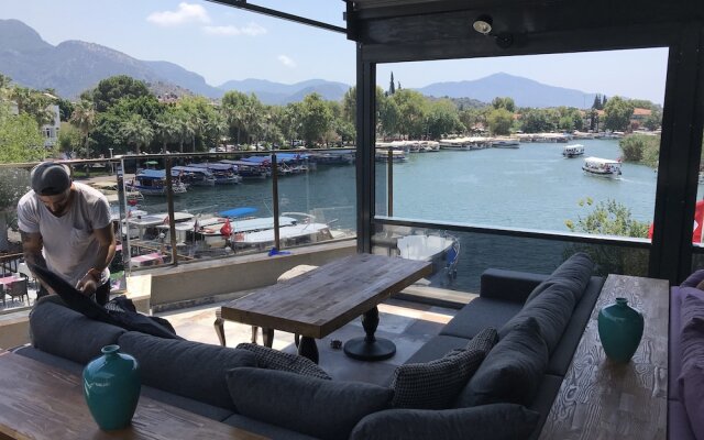 Palmyra Hotel & Sky Lounge