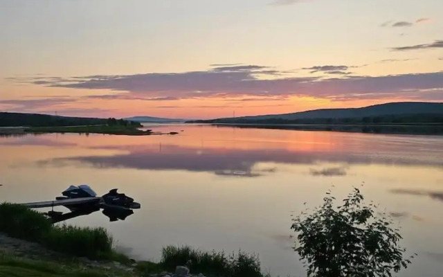 Cozy 3BR Riverside House with Sauna